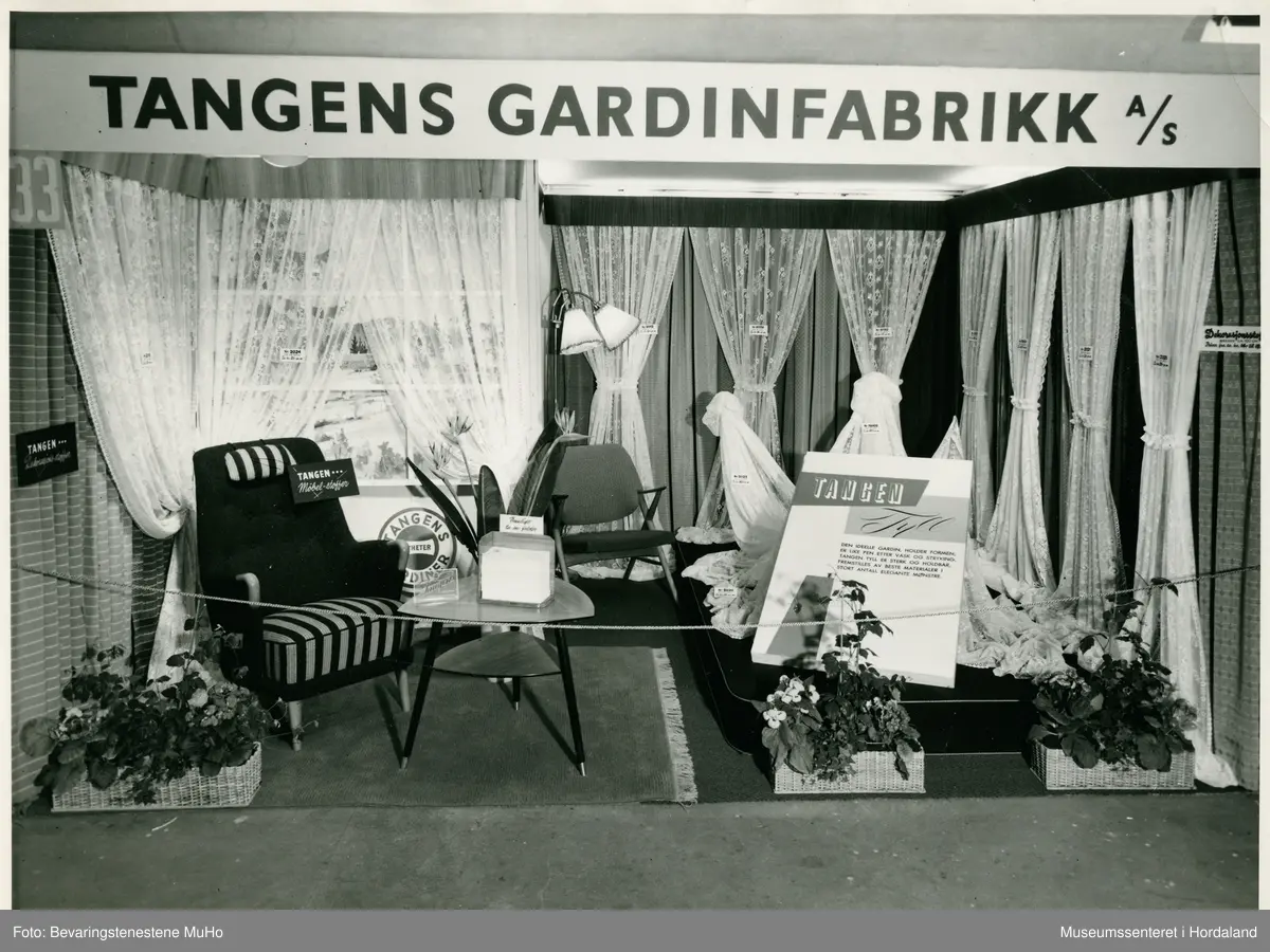 Utstillingsfoto frå Tangens Gardinfabrikk, Bergen. Foto frå ulike messe- og vindaugsutstillingar på 1920- til 60-talet. Bileta viser utstillingar av gardiner og møbelstoff frå bergensbedrifta.