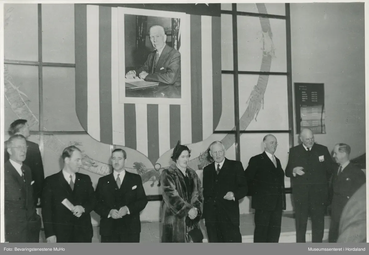 Utstillingsfoto frå Tangens Gardinfabrikk, Bergen. Foto frå ulike messe- og vindaugsutstillingar på 1920- til 60-talet. Bileta viser utstillingar av gardiner og møbelstoff frå bergensbedrifta.