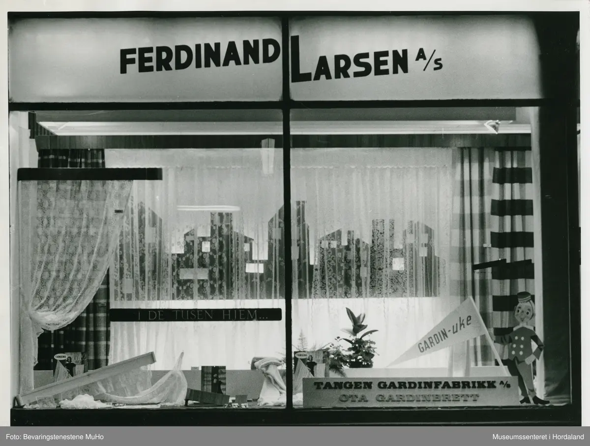Utstillingsfoto frå Tangens Gardinfabrikk, Bergen. Foto frå ulike messe- og vindaugsutstillingar på 1920- til 60-talet. Bileta viser utstillingar av gardiner og møbelstoff frå bergensbedrifta.