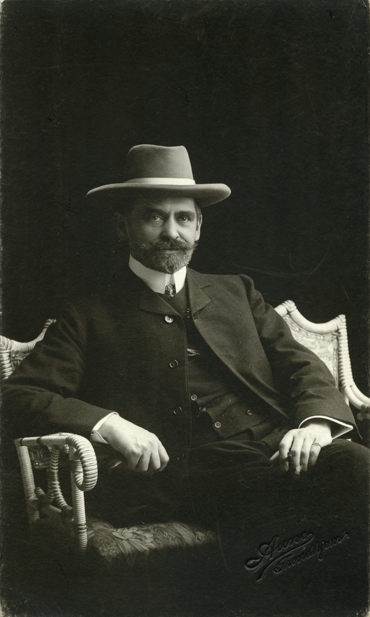 Portrett av ein mann med hatt.