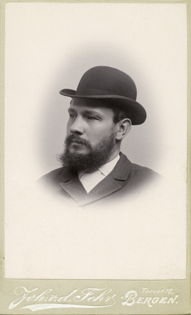 Portrett av Alonzo Wilson, vevmeister ved Skandinavisk Aktie-Tyllgardinfabrik i Bergen mellom 1890-1898. Seinare arbeidde han i Stockholm, truleg ved gardinfabrikken der.