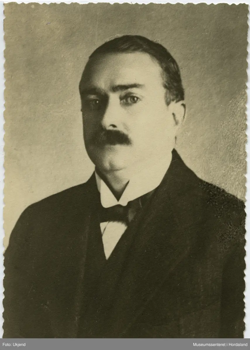 Portrett av Henrik Engelsen, som arbeidde i Skandinavisk Aktie-Tyllgardinfabrikk frå 1895 til 1939, størsteparten av tida som vevar og vevmeister.