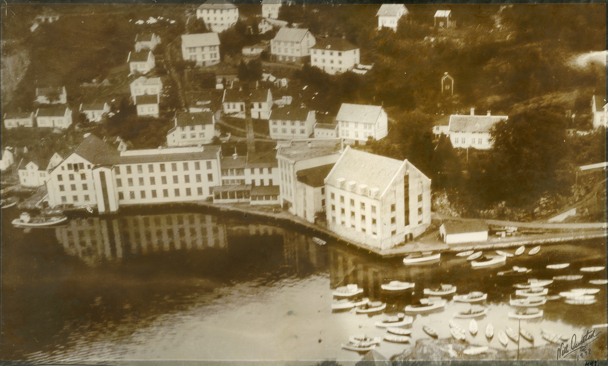 Salhus Tricotagefabrik utanfor Bergen, sett frå sjøen i 1932.