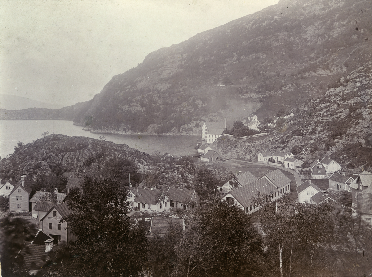 Salhus utanfor Bergen med Salhus Tricotagefabrik i bakgrunnen.