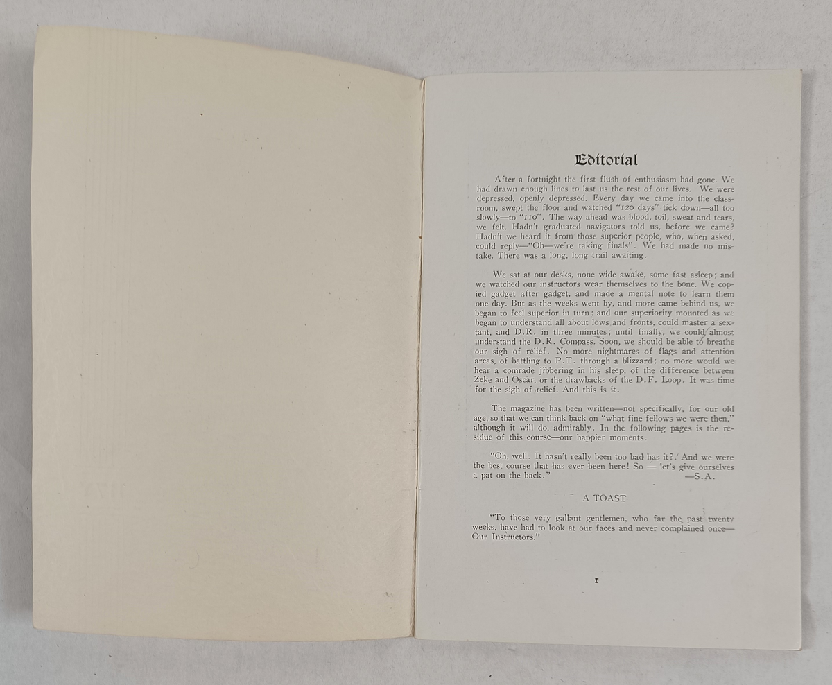 Flere militære dokumenter fra hans tjeneste, 12 stk. Blant annet hilsen fra kong Haakon, gradueringsprogram og program for gudstjeneste.