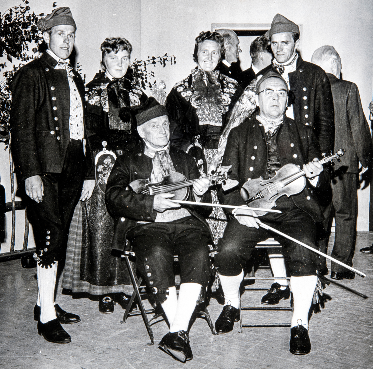Rørosingen underholdt på Innflytterdagen på Domkirkeodden 18. august 1968. Sittende foran fra høyre: Henrik Øvergård med fele og Per Storbekken med fele. Bak fra høyre: Kåre L. Sandnes, Borghild Sjøvold, Solveig Indseth og Per O. Indseth.
