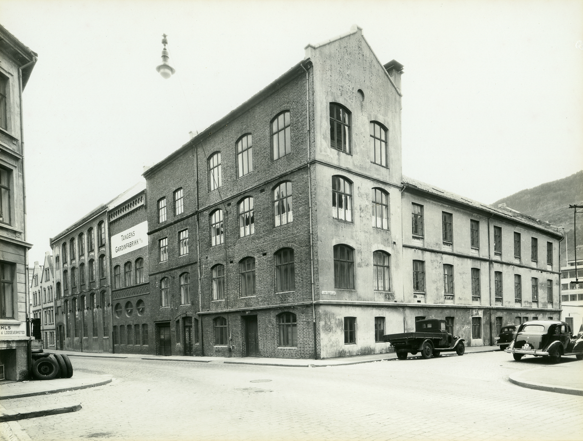 Gardinfabrikk grunnlagt på Nygårdstangen i Bergen av kjøpmann A.F. Simonsen (1849-1929) som den første gardinfabrikken i Noreg i 1881. Fabrikken gjekk konkurs allereie i 1883, og kjøpmann C. Sundt overtok gardinfabrikken og overlet den til sonen Christian Sundt jr. (1860-1938). Han dreiv fabrikken i nokre år under namnet Tangens Gardinveveri. Halfdan Wiberg var tilsett som mønsterteiknar i 1885-1932.

Frå 1890 vart fabrikken aksjeselskap under namnet Skandinavisk Aktie Tyllgardinfabrikk. Chr. Sundt og tyske Theodor Lindenhein sat i leiinga. I 1892 blei Lindenhein avløyst av Christian Hasselbach frå København som direktør, medan Sundt hadde den tekniske leiinga. Drifta vart nedlagt i 1972, men ein kan enno skimte fabrikknamnet på mursteinsbygningen i Lars Hilles gate, som no husar Fretex.
