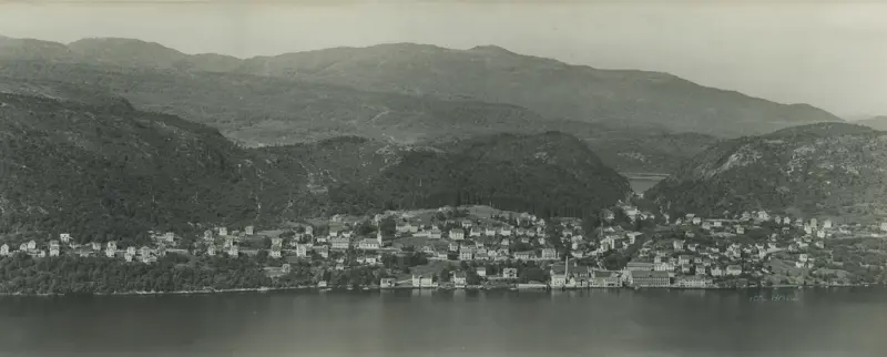 Fabrikkstaden Ytre Arna utanfor Bergen, sett frå sjøen.