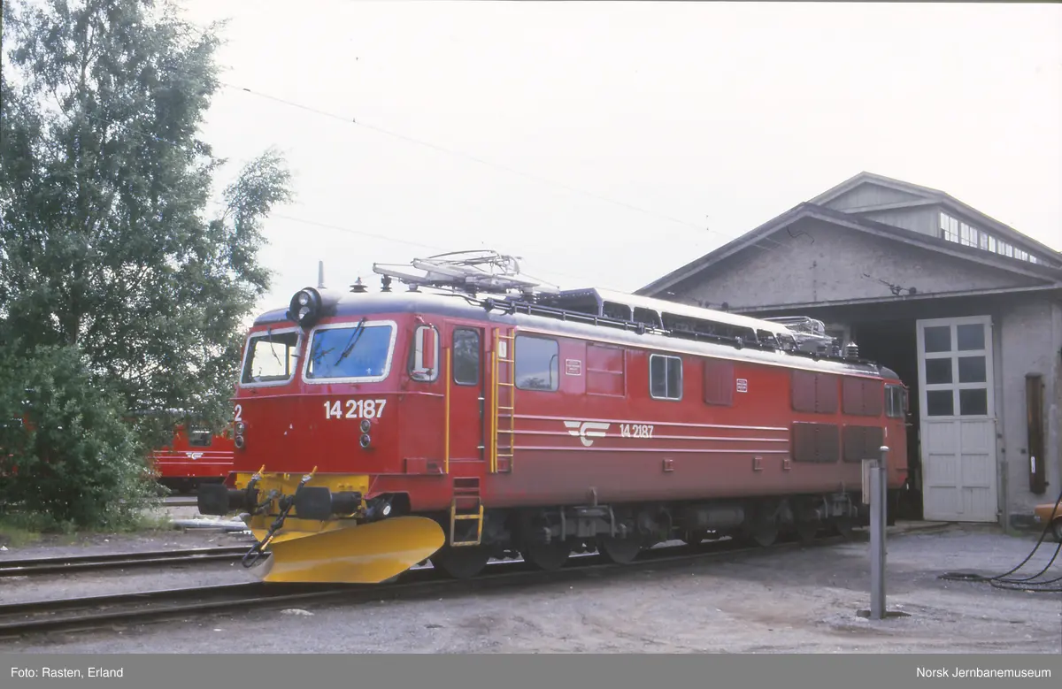 Elektrisk lokomotiv El 14 2187 utenfor lokomotivstallen på Lillestrøm stasjon