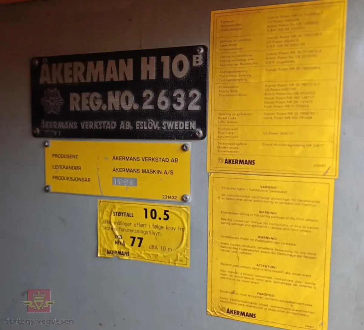Åkerman H10B gravemaskin. Beltegående. Gul, rød, og svart. Merking fra produsent og første bruker. Maskina har en dieseldrevet Volvo Penta TD61ACE motor, den yter 166 Hk (122 kW). Motoren er 6-sylindret, 4-takt, med vannavkjøling, direkte innsprøytning og turbo. Det elektriske systemet er 24V. Drivstofftanken rommer 340 liter. Lydnivået er 77dB (målt 10 meter fra maskinen). Serienummer er 2632.
Maskinen har gått 10.000 arbeidstimer.