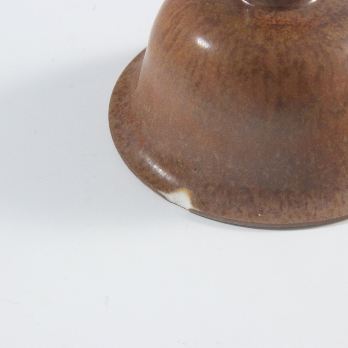 Gunnar Nylund, miniatyrskål på hög fot, drejat stengods, brun glasyr. Rörstrands porslinsfabrik, 1950-talet. Skadad på kanten.