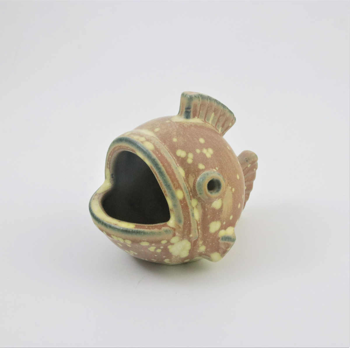 Gunnar Nylund, skulptur eller askkopp i form av fisk, drejat stengods i ljusbrun och gulfläckig glasyr. Rörstrands porslinsfabrik, 1940-talet.