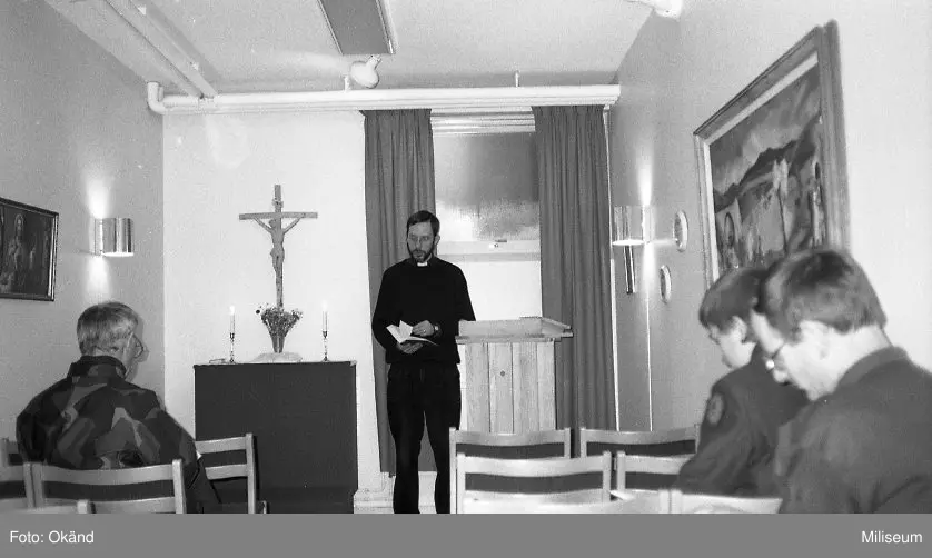 Regementspastor Hyltén-Cavallius håller andakt. Gunnar Thorn-Andersen, Ing 2 längst till höger.