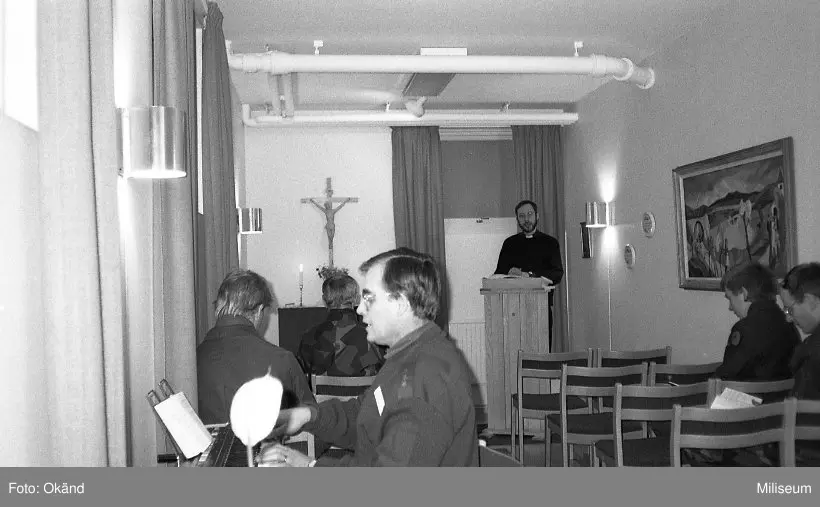 Regementspastor Hyltén-Cavallius håller andakt. Gunnar Thorn-Andersen, Ing 2 längst till höger.