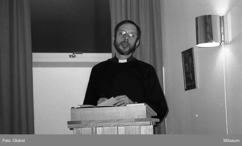 Regementspastor Hyltén-Cavallius håller andakt.