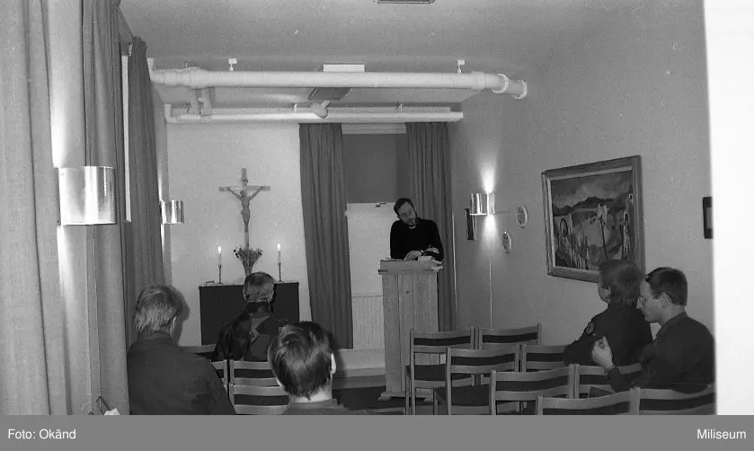 Regementspastor Hyltén-Cavallius håller andakt. Gunnar Thorn-Andersen, Ing 2 längst till höger.