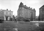 Hospitalstorget i Linköping en slaskdag 1945. Huset i blickfånget bär adressen Hosptitalstorget 2.