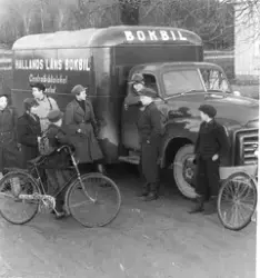 Bokbil. Gossar samlade kring Hallands läns bokbil från Centr