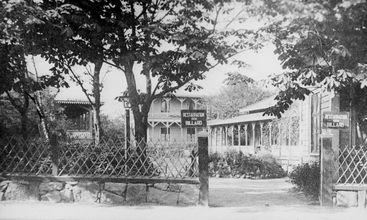 Ingång till Pehrssonska trädgården, troligen under 1890-talet. På skyltarna står det "Restauration och billard".