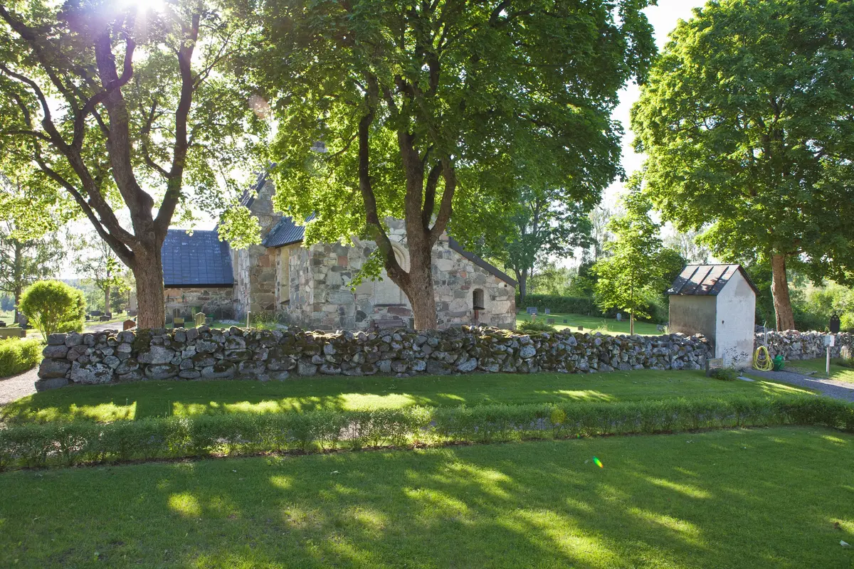 Kyrkogårdens östra mossbeväxta bogårdsmur.