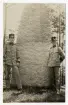 Två korpraler (Gustafsson och Palm) står vid minnesstenen (till minne över stupade soldater under 1600- och 1700-talet) i regementsparken, I11, 1923.