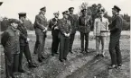 Besök av utländska försvarsattachéer, I 11 den 25/8 1970. 
Regementschefen överste Lennart Löfgren går igenom en övning vid Bäckaslöv.
Fr.v.: 