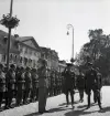 Mottagande av kronprins Gustaf Adolf med gemål Louise
på stationen i Växjö, i samband med jubileumsutställning m.m.
Kronprinsen inspekterar hederskompaniet på järnvägsplanen. 

Gustaf VI Adolf (1882-1973), reg. 1950-1973.
G.m. 2:o Louise, f. Mountbatten (1889-1965).