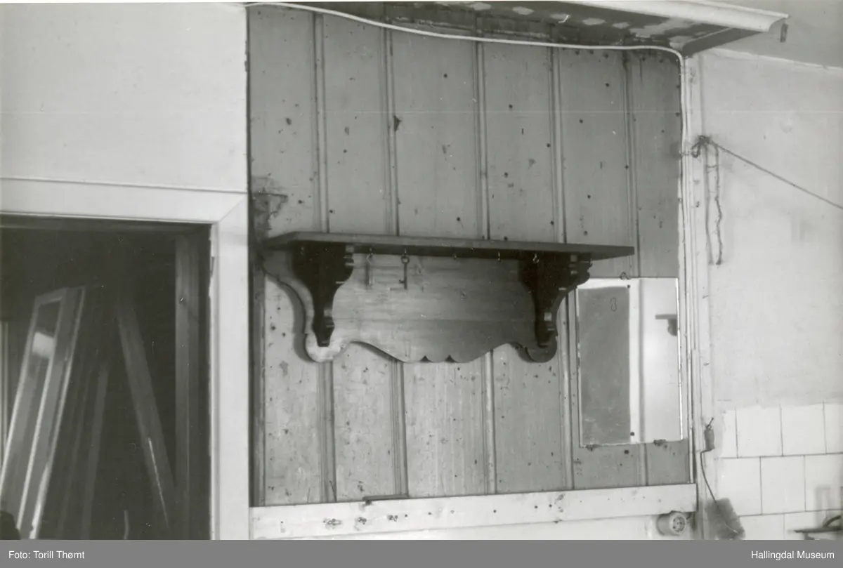 Detaljer fra Høvahuset. Fra kjøkkenet i 1 etg. Til venstre dør ut i gangen.
