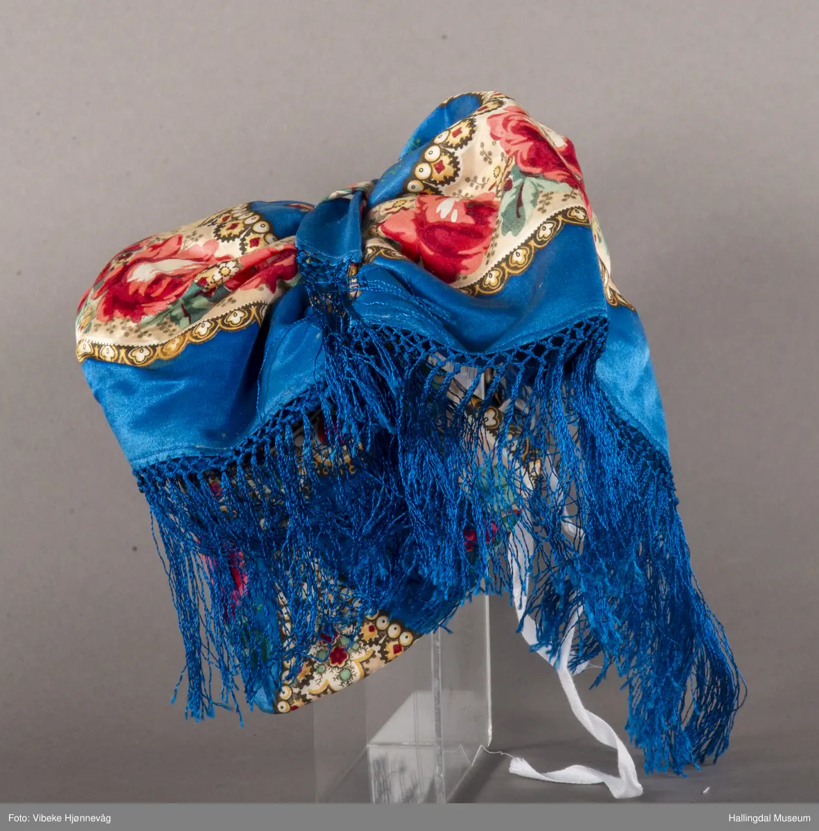 Halvsilkesateng. Sydd, trykt, kvit stiva heklet knipling. Blå bunnfarge, påtrykt blomster i alle farger.