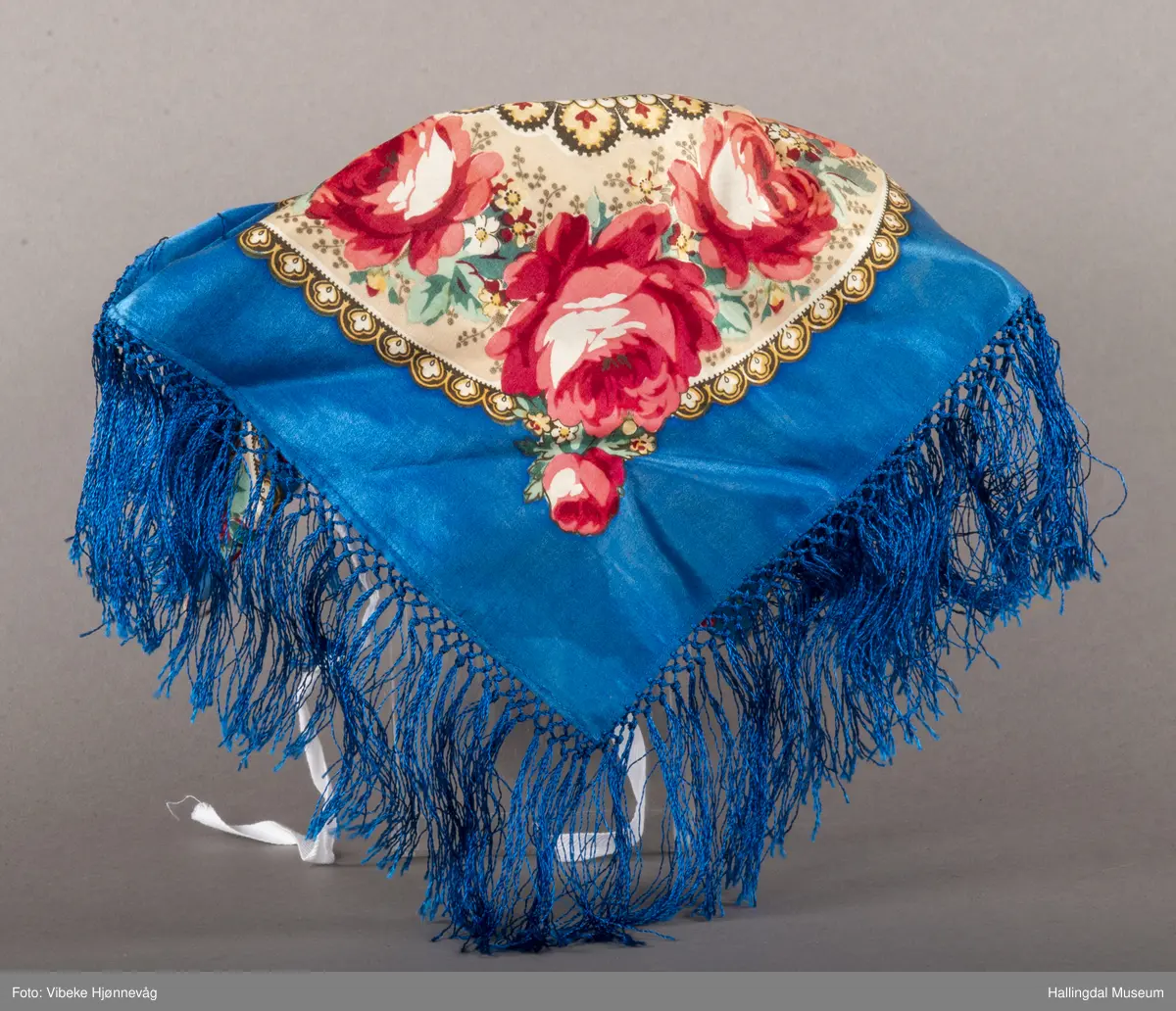 Halvsilkesateng. Sydd, trykt, kvit stiva heklet knipling. Blå bunnfarge, påtrykt blomster i alle farger.