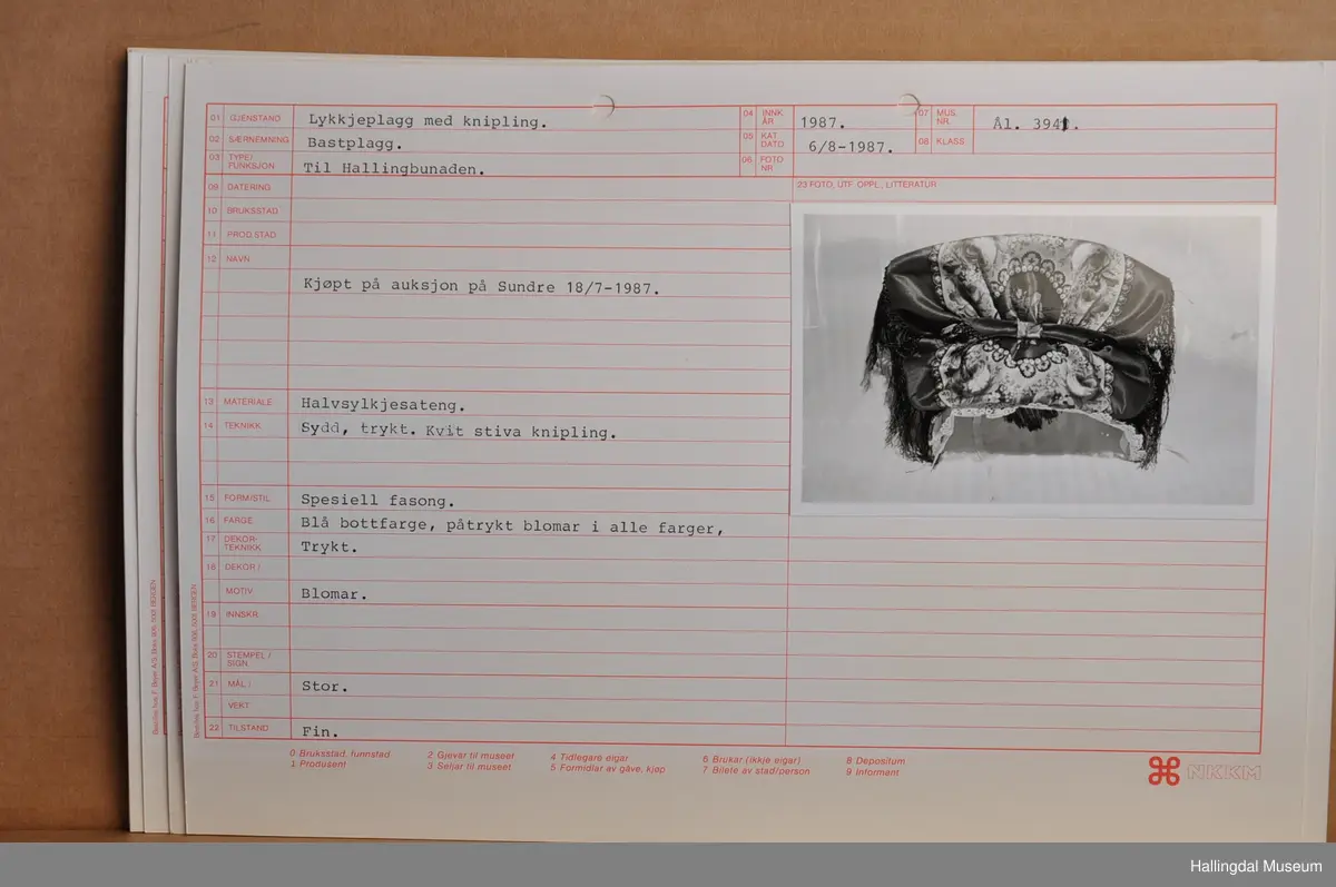 Halvsilkesateng. Sydd, trykt, kvit stiva heklet knipling. Blå bunnfarge, påtrykt blomster i alle farger.