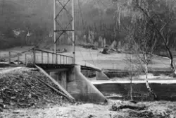 Hengebru over Gudbrandsdalslågen i Kvam i Nord-Fron, fotogra