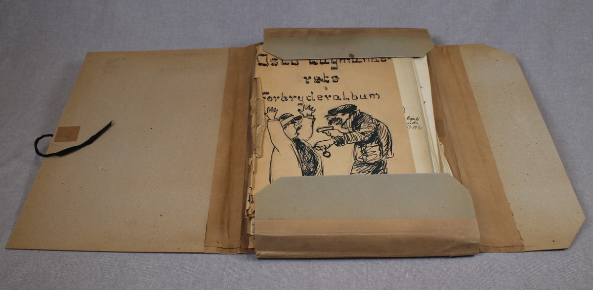 Lysebrun dokumentmappe i tykk papp. mappen inneholder 9 papirmapper med med tittelen"Oslo Lagmannsretts Forbryteralbum" og årstall fra 1927 til 1935. Hver mappe inneholder en bunke papirark med 3-6 små portretter på hver side. Enkle tegninger i blekk, over blyanskisser. De portretterte vises fra livet og opp. Hvert portrett er nummerert og datert. Den portrettertes navn, lovbruddet vedkommende stod tiltalt for, samt utfallet av saken er notert i håndskrift under hvert portrett. De tre første mappene har dessuten illustrasjoner på forsiden. Til sammen rundt 1100 portretter.