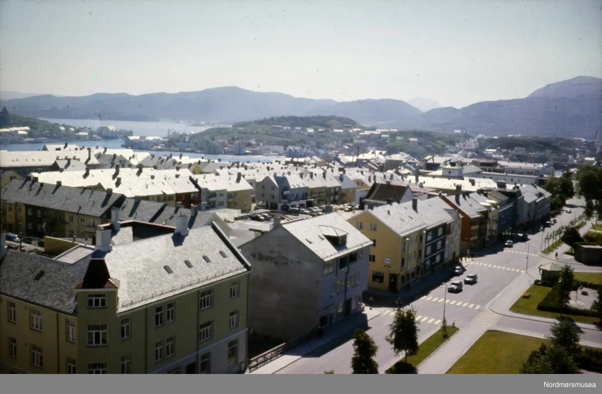 Foto fra Langveien på Kirklandet i Kristiansund. Bildet er datert til 1964. Det er Ivar Halse som er fotograf. Han var en ivrig amatørfotograf helt fra 1950-årene og frem til år 2000. Fotosamlingen er gitt til Nordmørsmusea AS i gave av familien Halse, 13. september 2024.