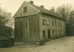 Enligt tidigare notering: "Uddgrenska huset vid kyrkan, revs