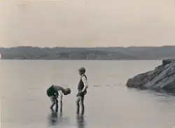 Två pojkar badar fötterna.