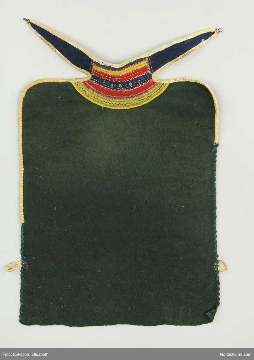 Huvudliggaren:
"Barmkläde fr. Sorsele sn. Lappmarkens fgd. Lappland. För man. Inköpt 1871. Ink. gm. professorn, friherre G. v. Düben i sept. eller okt. 1873."

Bilaga:
Inget utöver huvudliggartext.