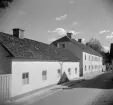 Fattigvårdens anläggning utefter Hamngatan i Linköping. Först 1930 kunde de undermåliga lokalerna till största delen tömmas till förmån för nytt boende och behandling vid det då nyuppförda Hjälmsäters ålderdomshem. Ett fåtal platser för äldre fanns dock kvar ända tills byggnaderna revs i början av 1960-talet. Foto 1949.