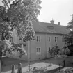 Rhyzeliusgården vid Kungsgatans västra ände i Linköping. Den reveterade längan uppfördes 1723-24 till bostad för domprosten Andreas Rhyzelius. Sedan fototillfället 1949 har byggnaden restaurerats och bland andra åtgärder försetts med tre rutor höga fönster efter en bevarad förebild.