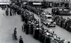 Firande av Barnens Dag i Kalmar 1935.
Karnevalståg på Larmtorget.