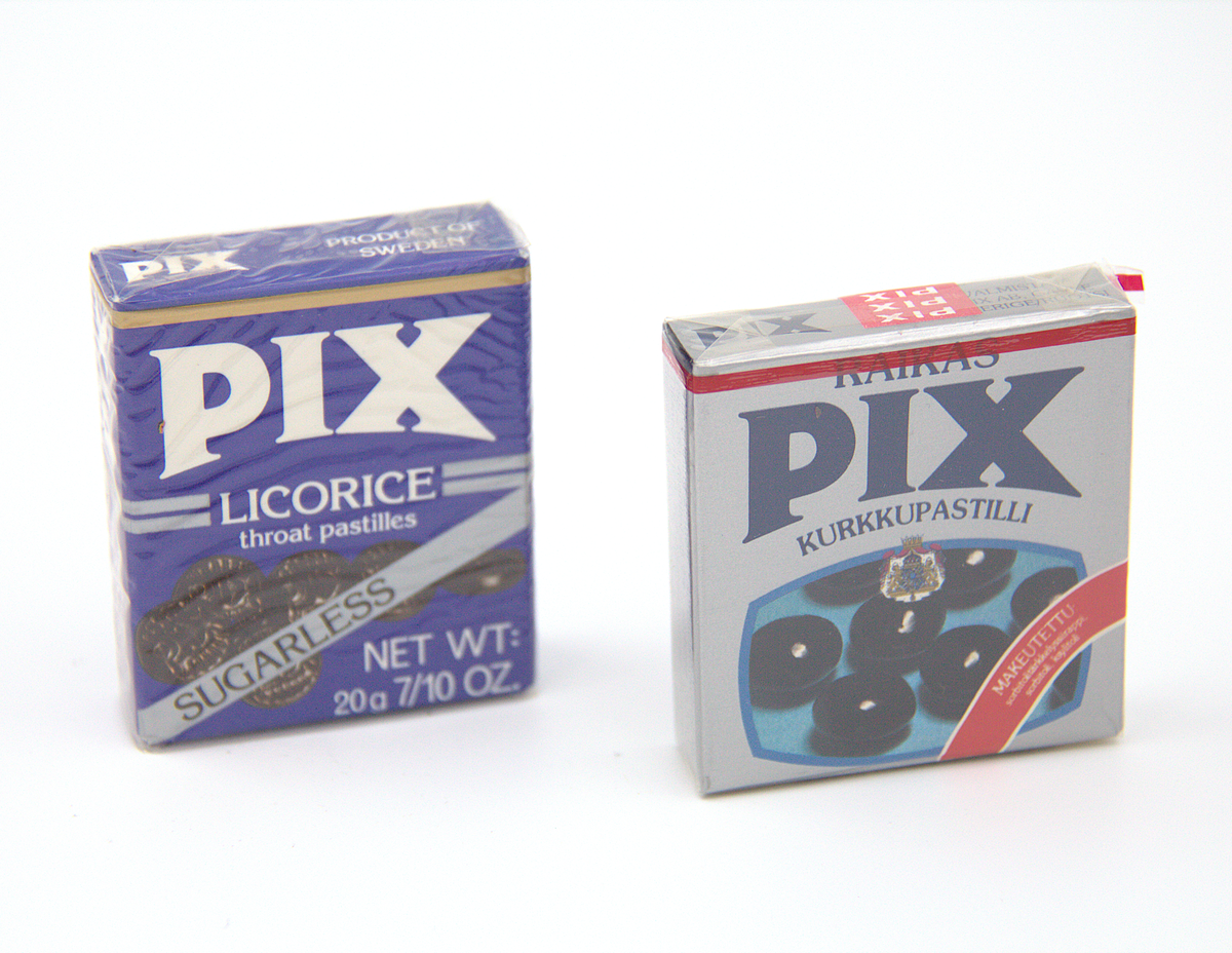 Pappersask "Pix Halspastill" dekorerad med bild av Pix-tabletter samt text i vitt, blått och svart. 50 förseglade askar, alla med innehåll. Två pkt. med olika utformningar/design: Pix Licorice Sugarless (blå bakgrund, 21 st) med text på engelska samt Frisk Pix Halspastill (silver bakgrund, 29 st) med text på svenska och finska. Tablettaskarna förvaras i den ursprungliga bruna kartongen som tillhörde givaren, vars handskrivna datering visar att Frisk Pix Halspastill är från 1985 och Pix Licorice från 1984. I lådan finns dessutom en bunt omonterade askar.