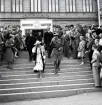 Kronprinsparet Gustaf Adolf och Louise har anlänt till
utställningens invigning. 
Bakom dem skymtar bl a landshövding August Beskow. 

Kronprins Gustaf (VI) Adolf (1882-1973), reg. 1950-1973.
G. 2:o m. Louise, f. Mountbatten, (1889-1965).  (AB).