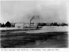 Vy över Gysinge från Dalälven i förgrunden. Foto omkring 1900.