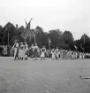 Lantbruksutställning 1942.
En fanborg med människor i olika folkdräkter tågar in på skolgården
till Växjö Högre Allmänna Läroverk.