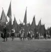 Lantbruksutställning 1942.
En fanborg med människor i olika folkdräkter tågar in på skolgården
till Växjö Högre Allmänna Läroverk.