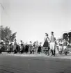 Jubileumsutställning. 
Folkdansuppvisning. Ett folkdanslag i Värendsdräkt m.m. visar upp
sig på en dansbana.