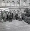 Växjöstudenternas dag. Flera f.d. studenter har samlats på trappan till dåv. Växjö Högre Allmänna Läroverk.