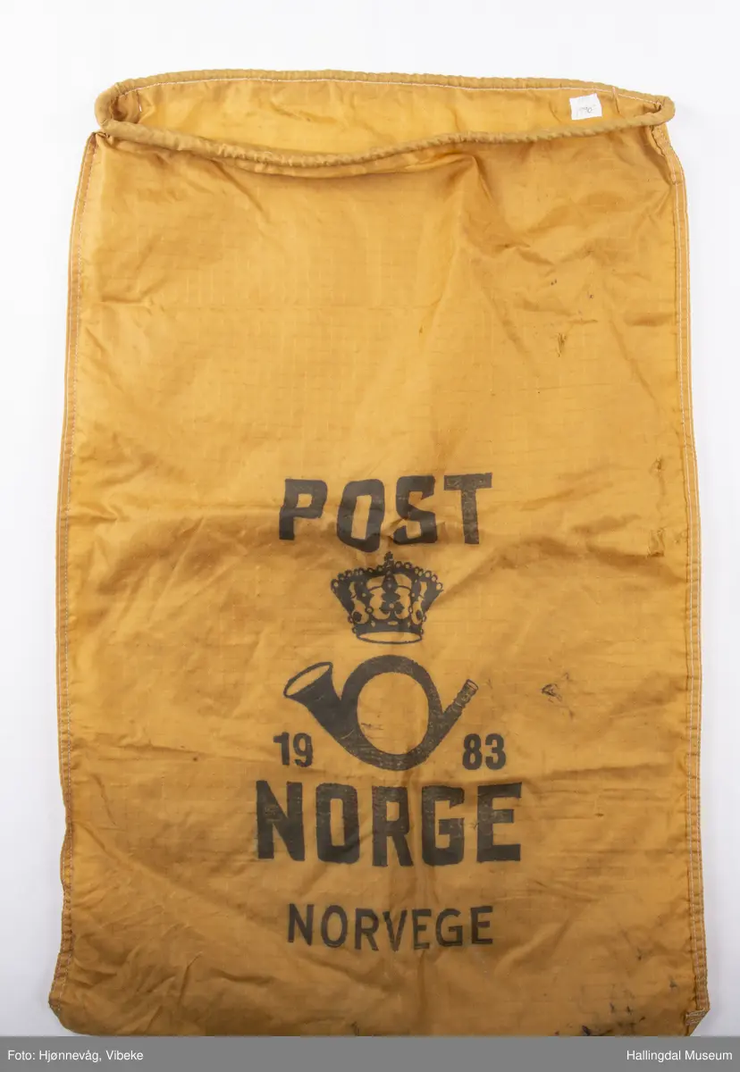 Postsekk lagd av nylon, gul. Høyde: 79 cm, Bredde: 52 cm.