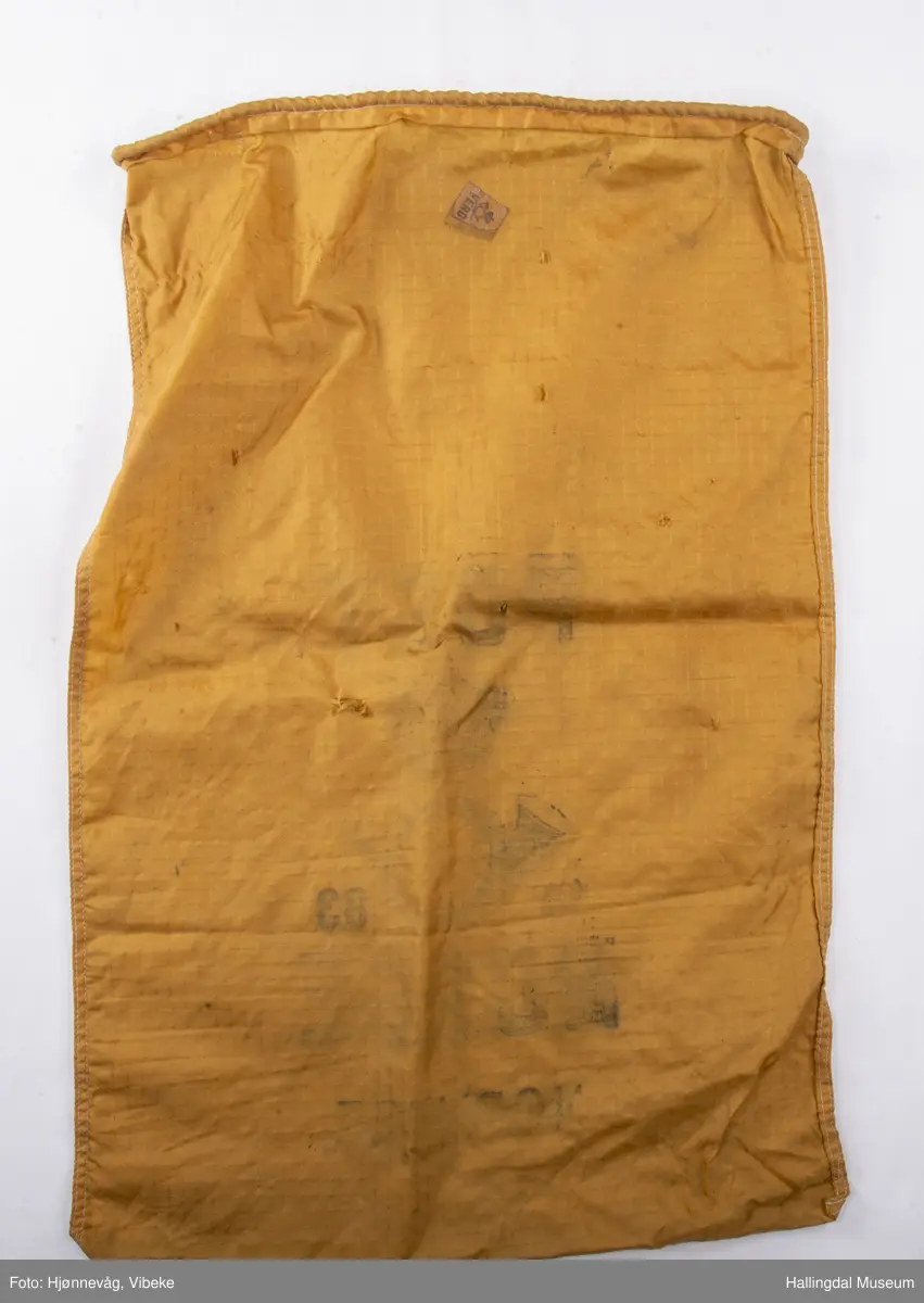 Postsekk lagd av nylon, gul. Høyde: 79 cm, Bredde: 52 cm.