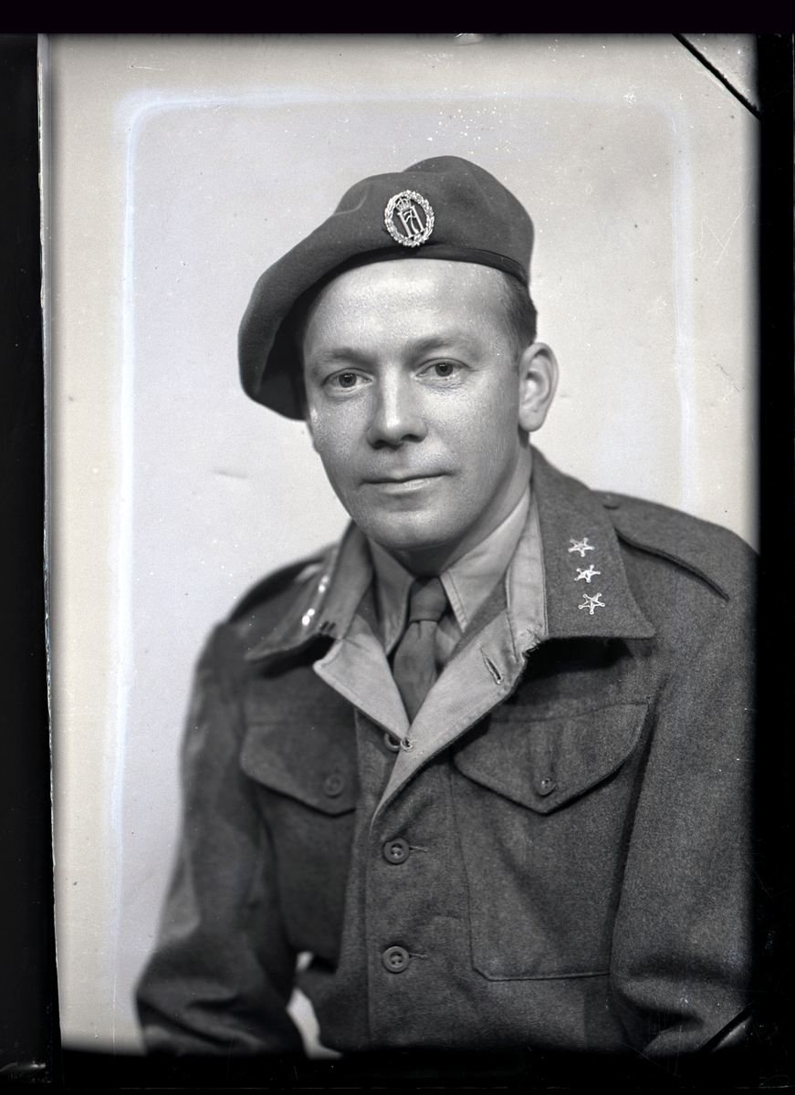 Birger Sæthre (Sætre).
En offiser.
